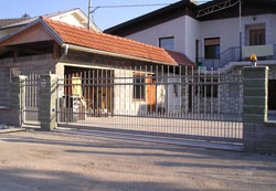 Drsna vrata na šino z Os pr
